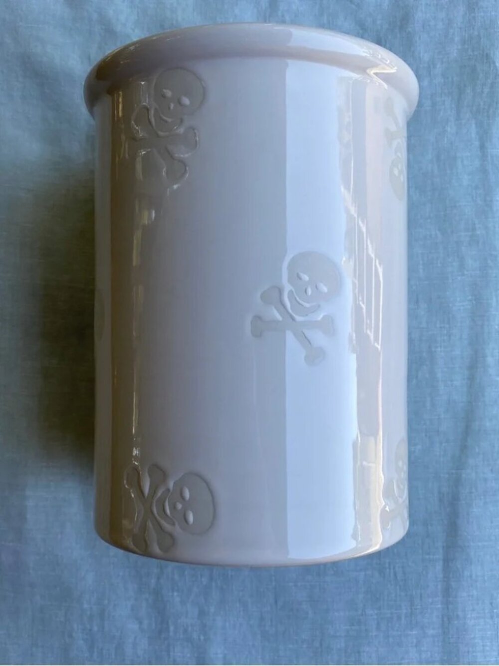 Chantal white glazed skull crossbones utensil crock Sample Piece